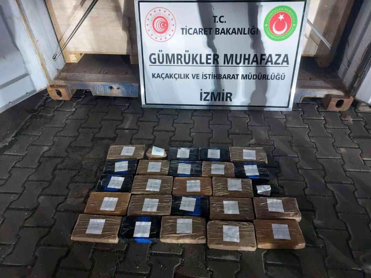 Gümrük muhafaza ekipleri İzmir’de 26 kilogram kokain ele geçirdi