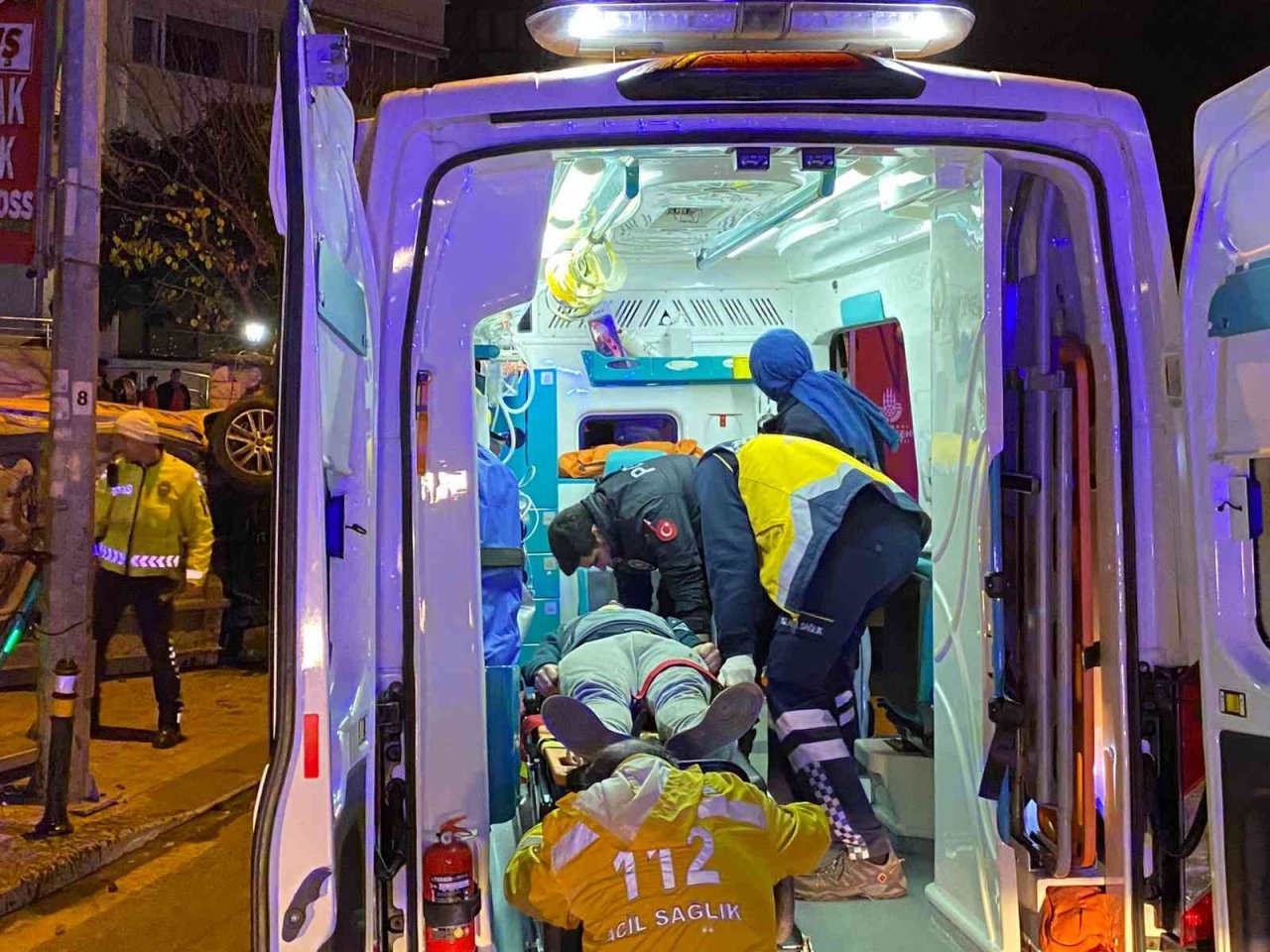 Kadıköy’de ters dönen ticari taksinin tavanı koptu: 3’ü ağır 4 yaralı