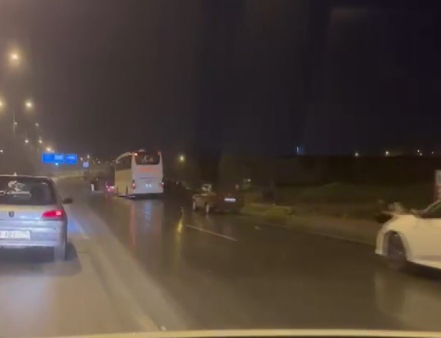 Otomobile çarpmamak isterken kaza yaptı