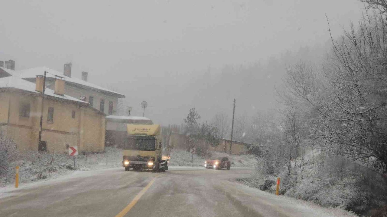 Karabük-Bartın karayolunda yoğun kar yağışı etkili oluyor