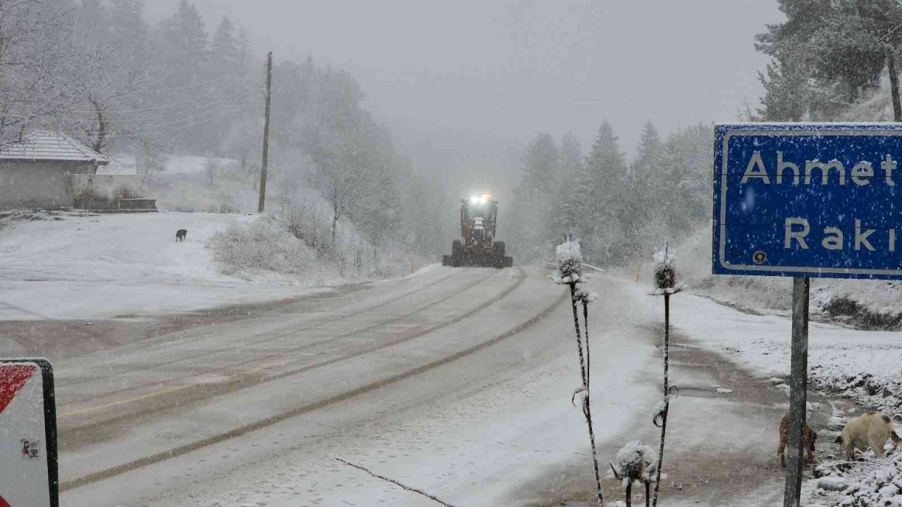 Karabük-Bartın karayolunda yoğun kar yağışı etkili oluyor