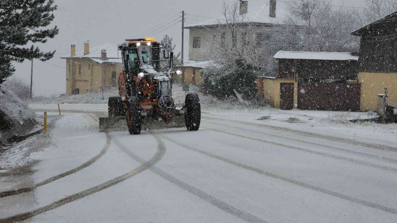 Karabük-Bartın karayolunda yoğun kar yağışı etkili oluyor