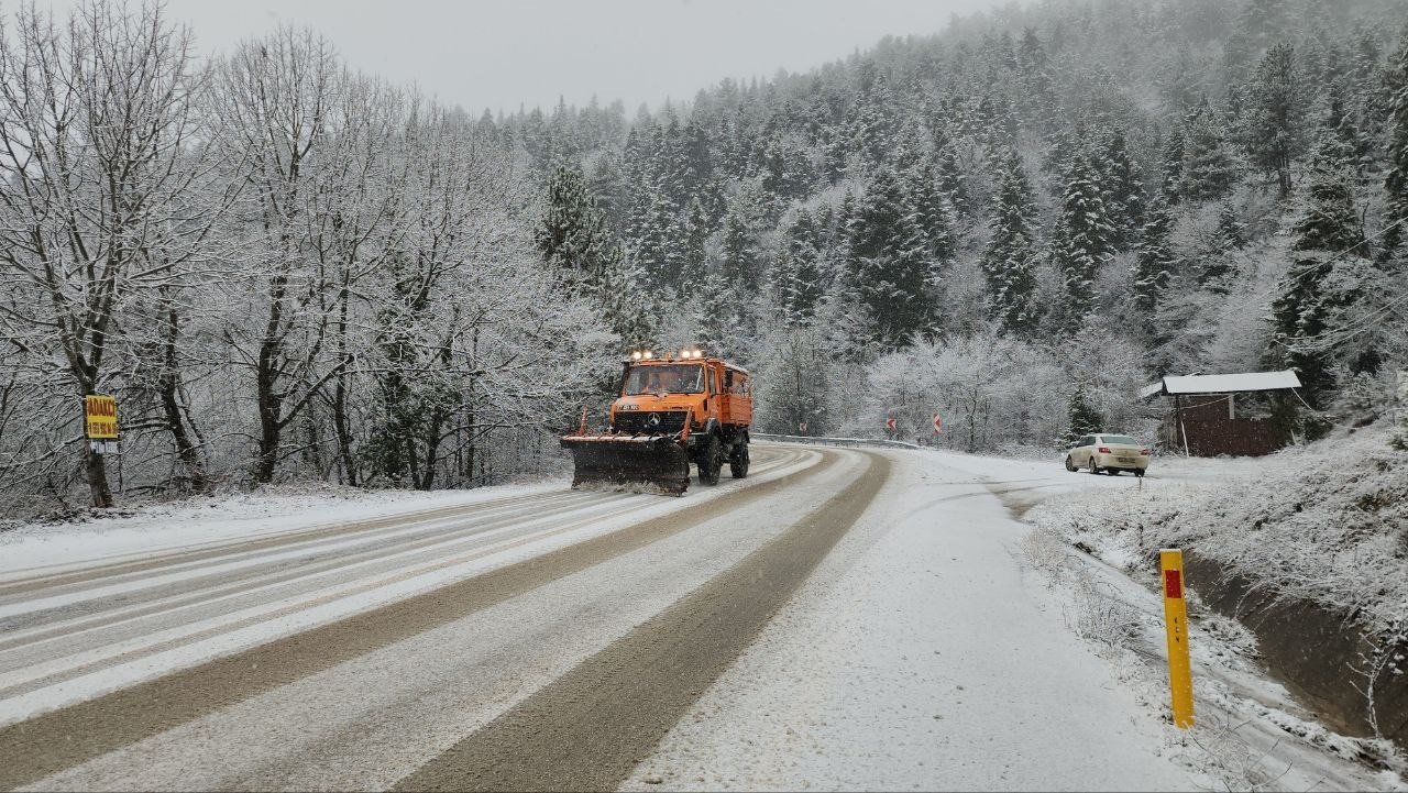 Karabük-Bartın karayolunda yoğun kar yağışı etkili oluyor