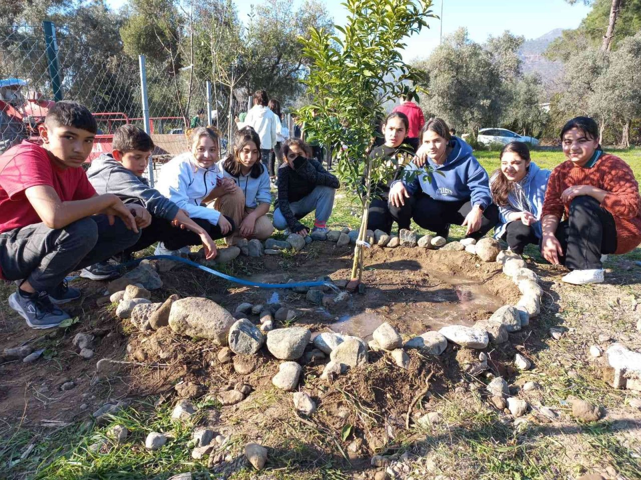 Köyceğiz’de okul bahçesini meyve ağaçları ile donattılar