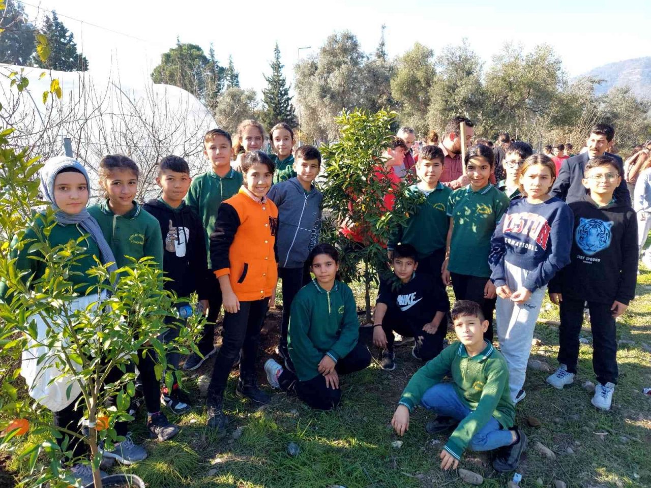 Köyceğiz’de okul bahçesini meyve ağaçları ile donattılar