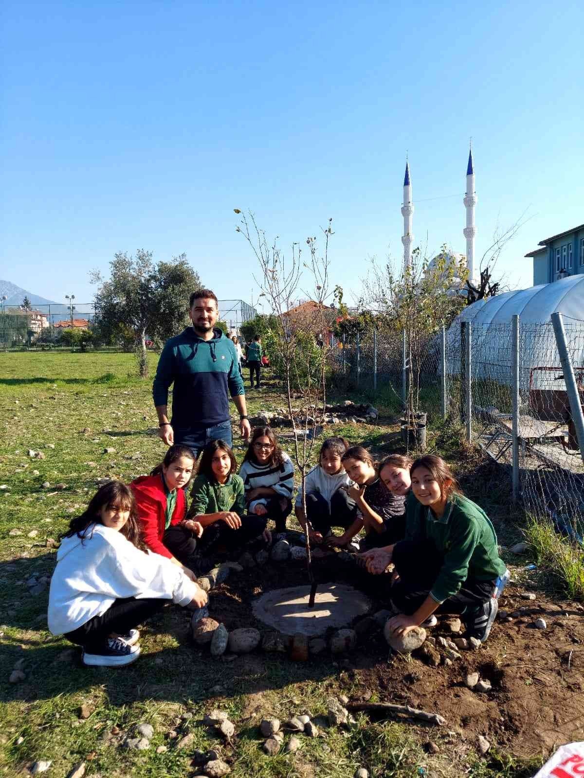 Köyceğiz’de okul bahçesini meyve ağaçları ile donattılar