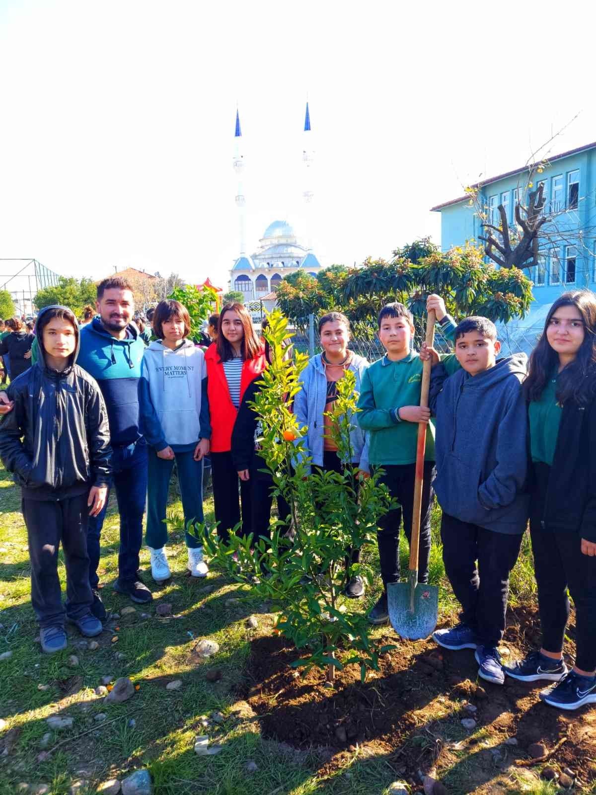 Köyceğiz’de okul bahçesini meyve ağaçları ile donattılar