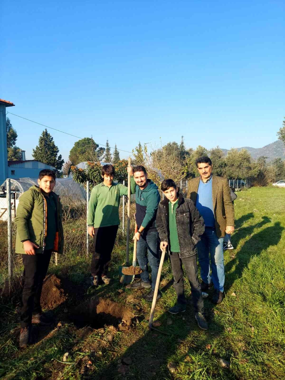 Köyceğiz’de okul bahçesini meyve ağaçları ile donattılar