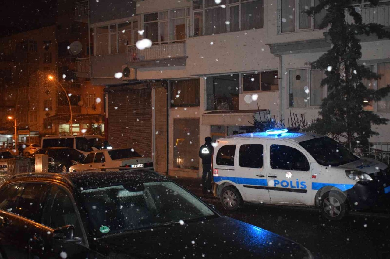 Tüfekle oynarken kendini yaraladı