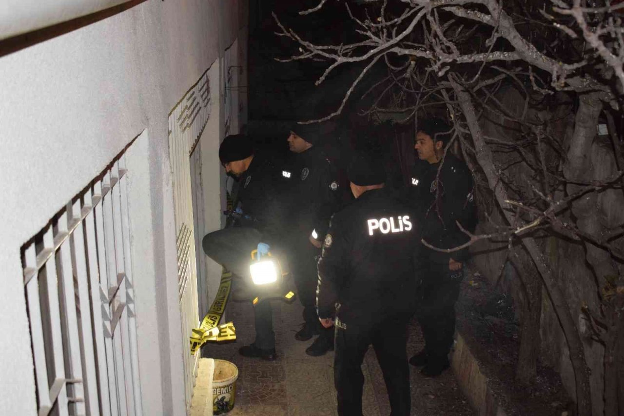 Tüfekle oynarken kendini yaraladı