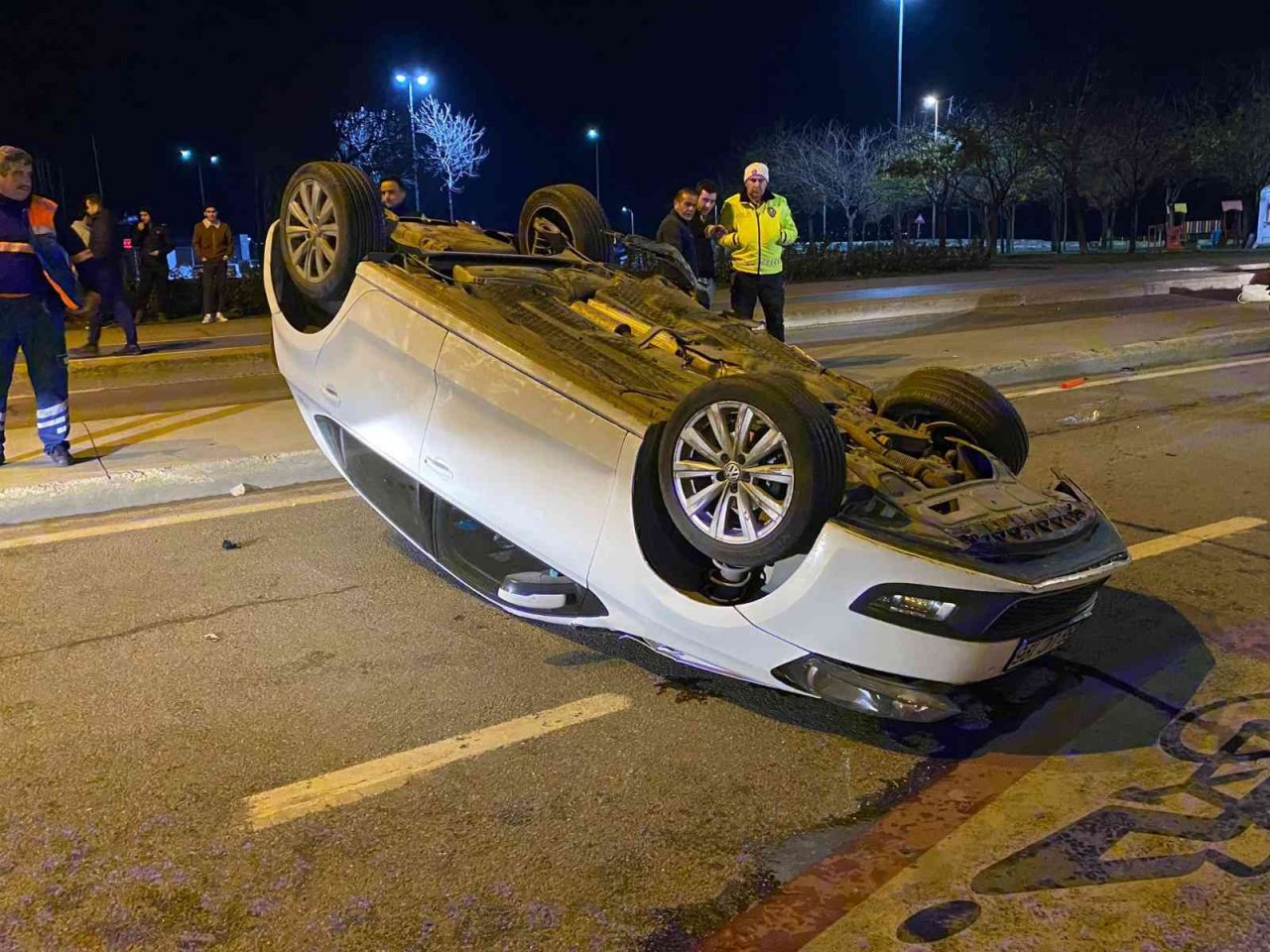 Maltepe’de kontrolden çıkan araç elektrik direğine çarptıktan sonra takla attı: 1 ölü