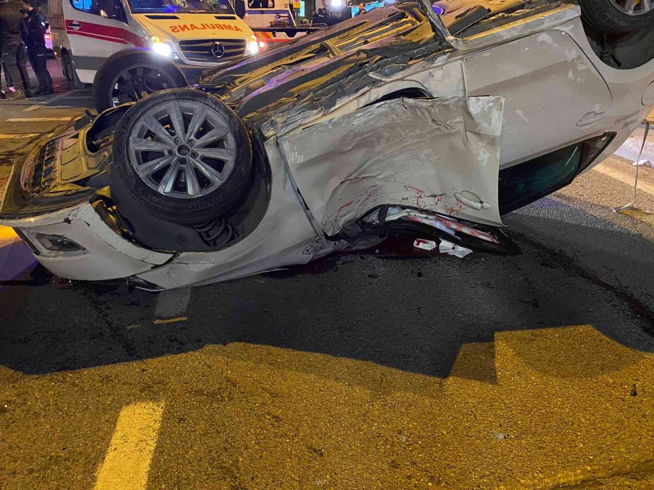 Maltepe’de kontrolden çıkan araç elektrik direğine çarptıktan sonra takla attı: 1 ölü