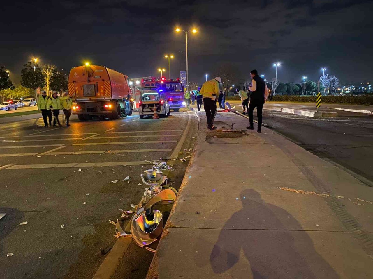 Maltepe’de kontrolden çıkan araç elektrik direğine çarptıktan sonra takla attı: 1 ölü