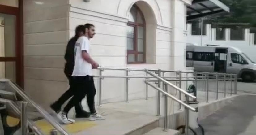 Maltepe’de otomobilin camlarını kırıp hırsızlık yapan zanlı tutuklandı