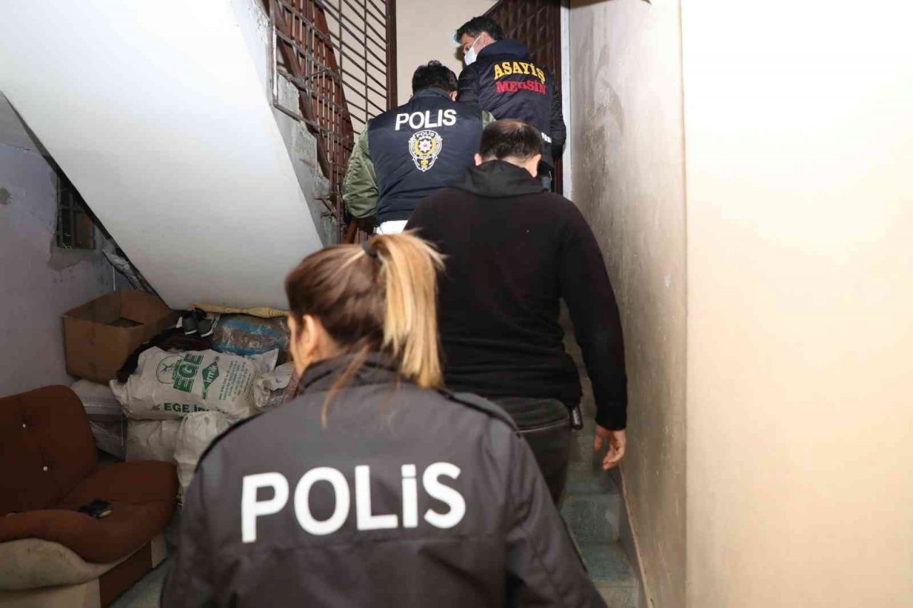 Çeşitli suçlardan aranan şahısların evlerinden cephanelik çıktı