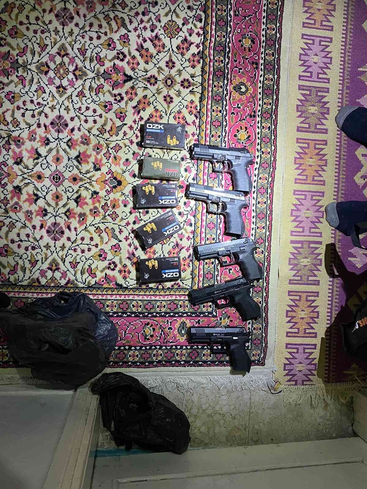 Çeşitli suçlardan aranan şahısların evlerinden cephanelik çıktı