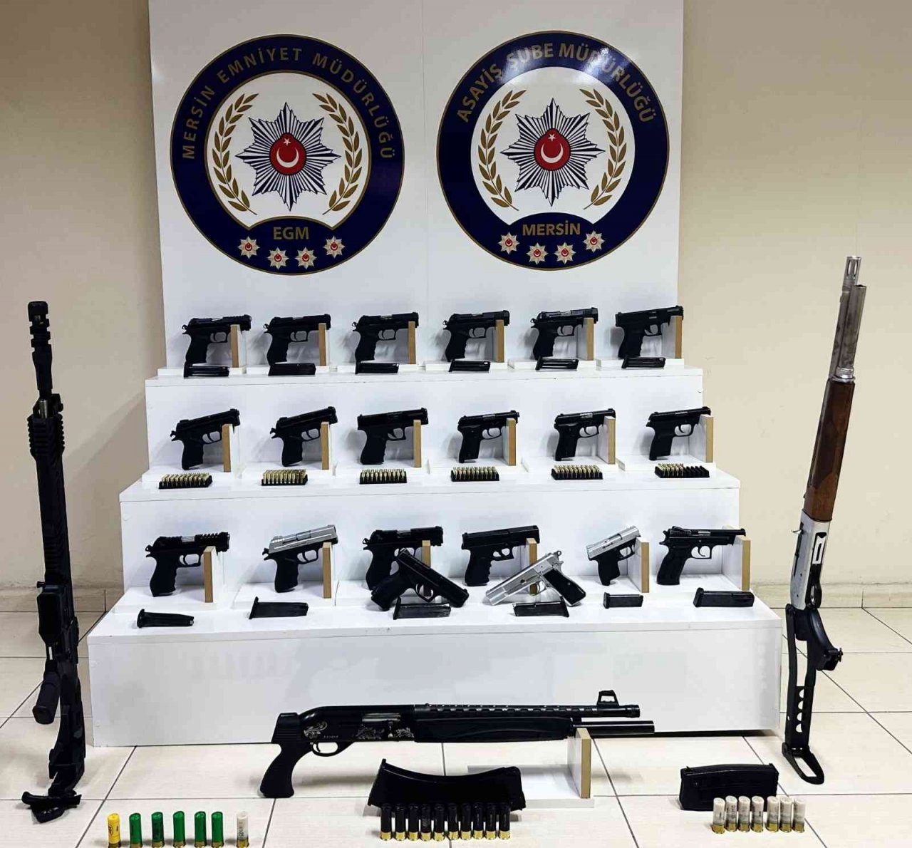 Çeşitli suçlardan aranan şahısların evlerinden cephanelik çıktı