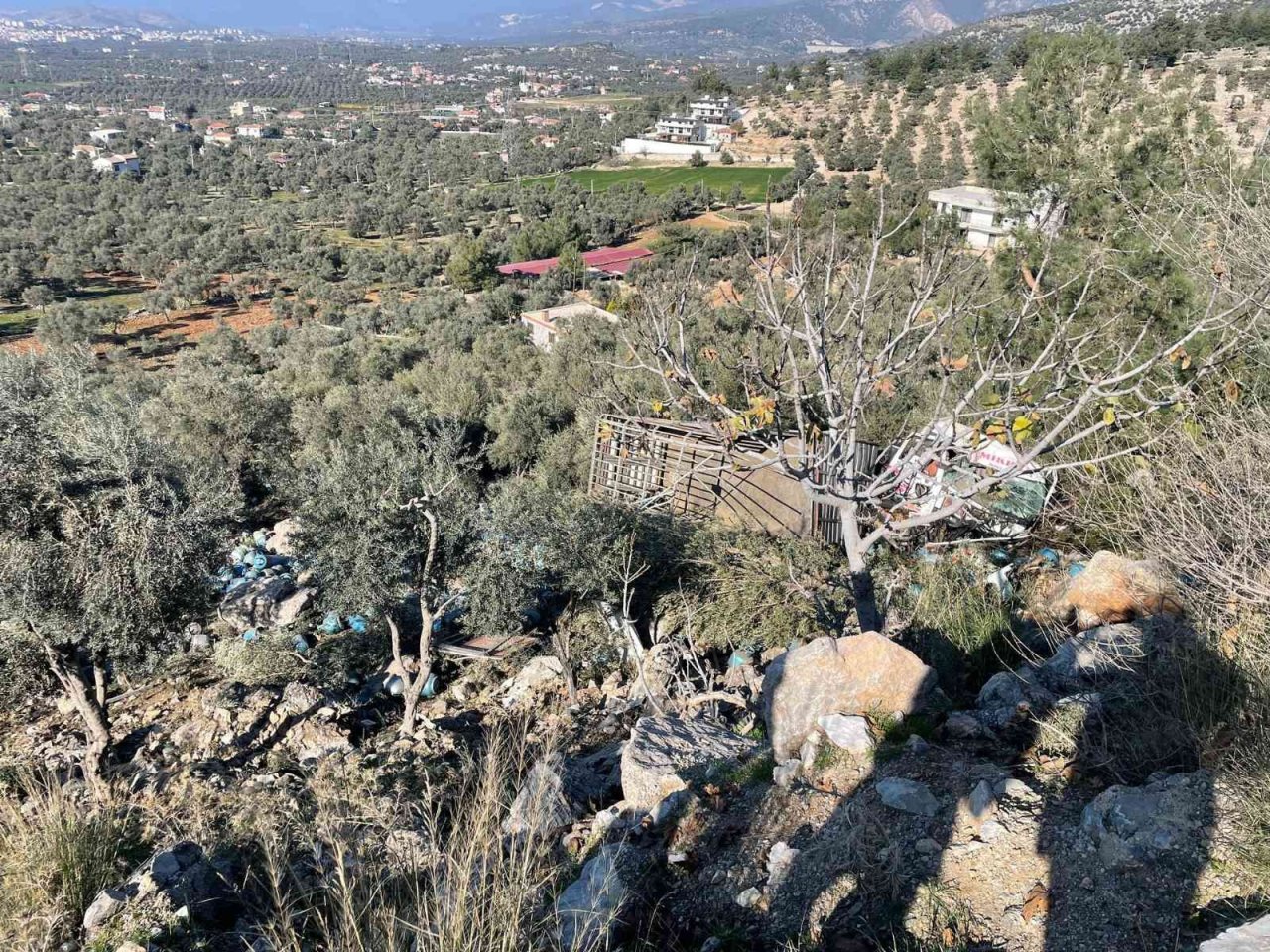 Tüp yüklü kamyon uçuruma yuvarlandı