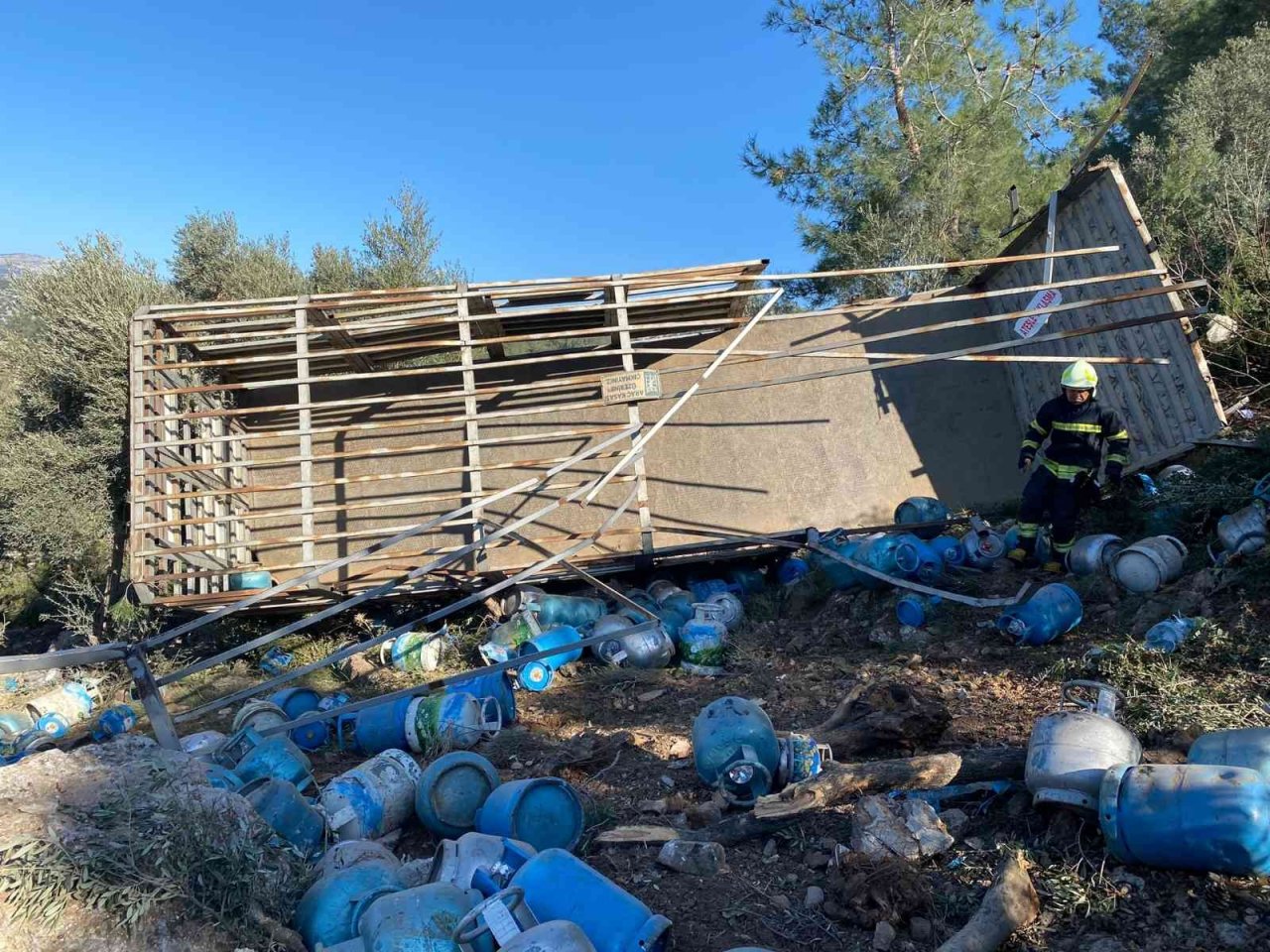 Tüp yüklü kamyon uçuruma yuvarlandı