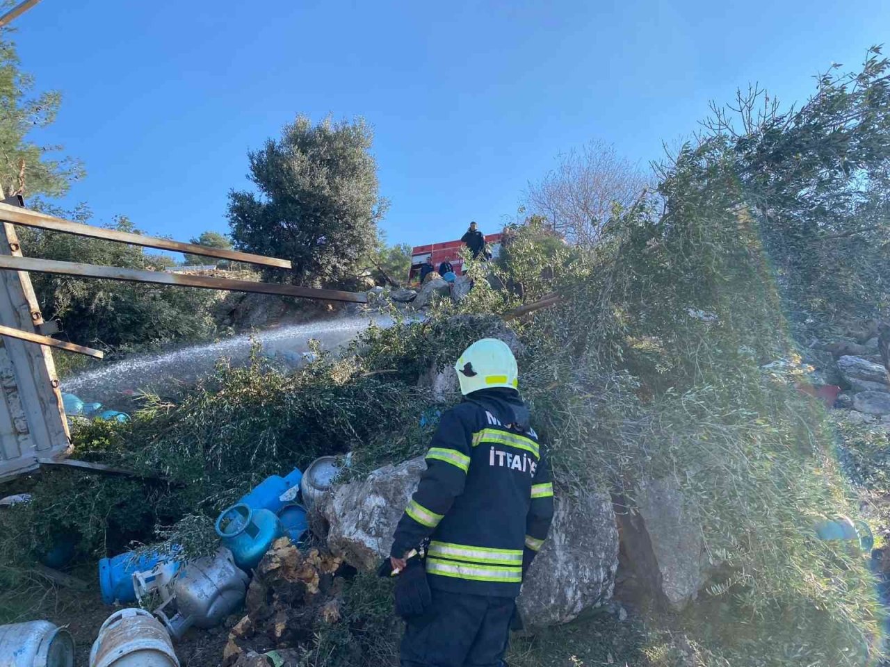 Tüp yüklü kamyon uçuruma yuvarlandı