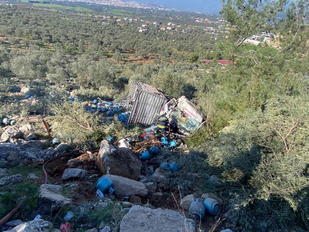 Tüp yüklü kamyon uçuruma yuvarlandı