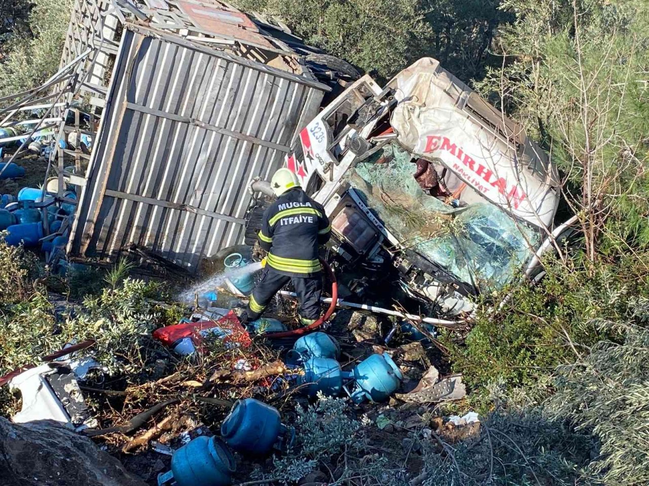 Tüp yüklü kamyon uçuruma yuvarlandı