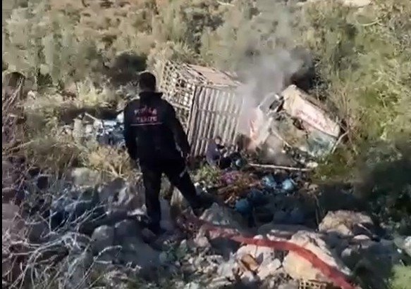 Tüp yüklü kamyon uçuruma yuvarlandı