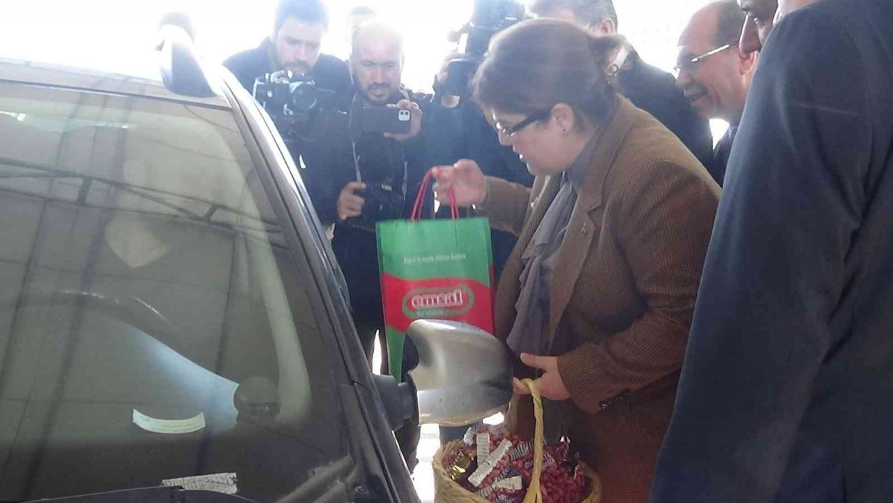 Bakan Yanık "Ceza Yeme Fıstık Ye" dedi, sürücülere Osmaniye fıstığı ikram etti