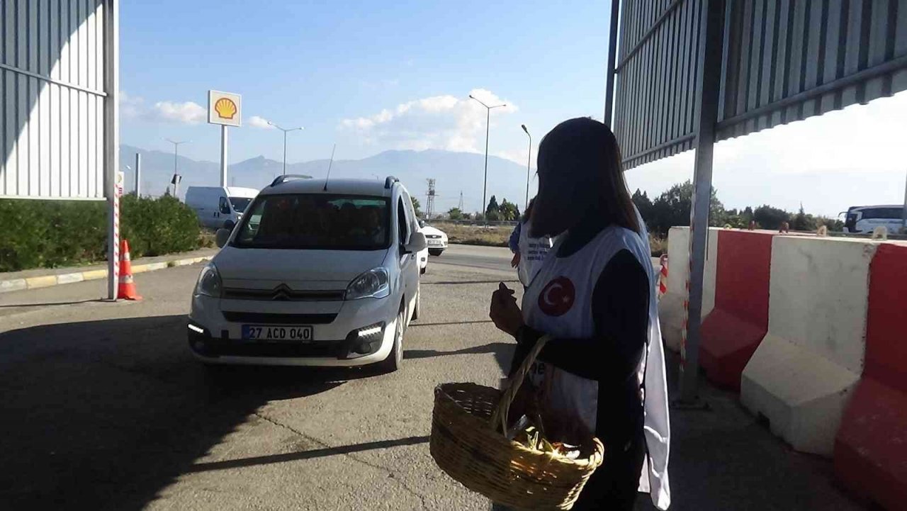 Bakan Yanık "Ceza Yeme Fıstık Ye" dedi, sürücülere Osmaniye fıstığı ikram etti