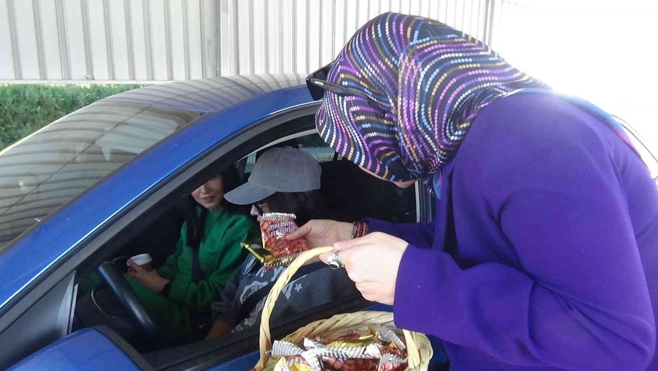 Bakan Yanık "Ceza Yeme Fıstık Ye" dedi, sürücülere Osmaniye fıstığı ikram etti