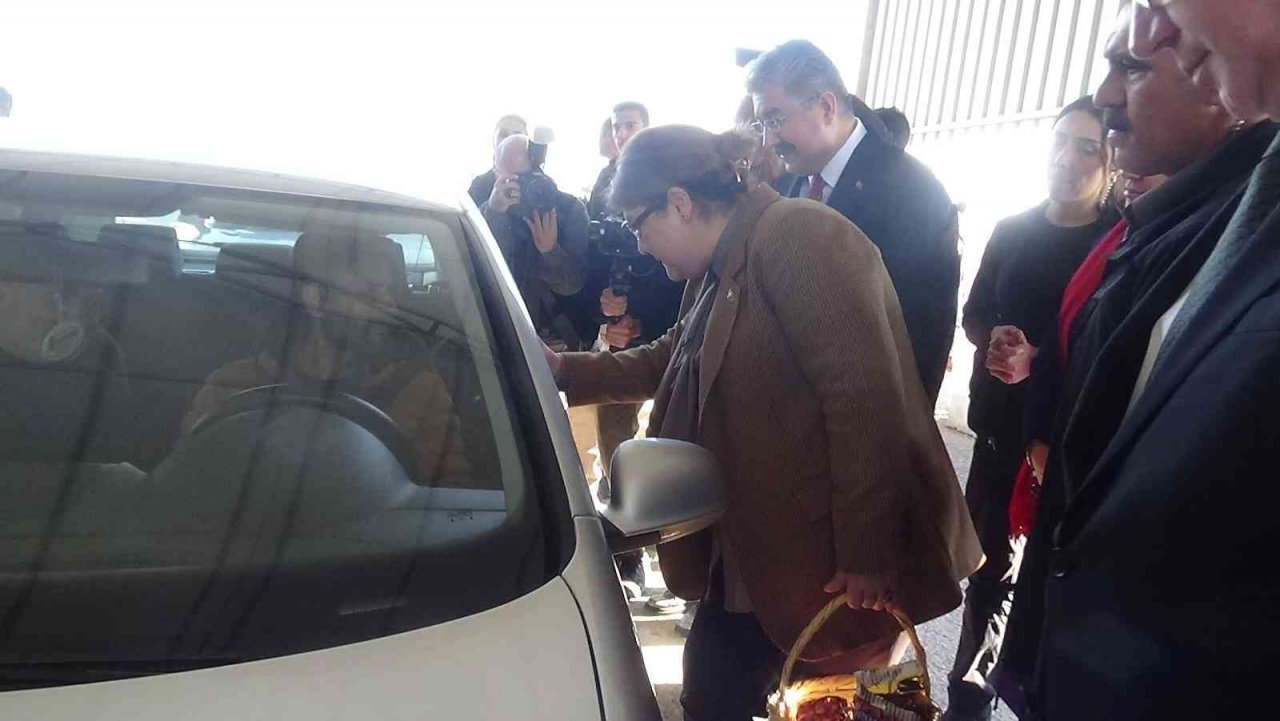 Bakan Yanık "Ceza Yeme Fıstık Ye" dedi, sürücülere Osmaniye fıstığı ikram etti