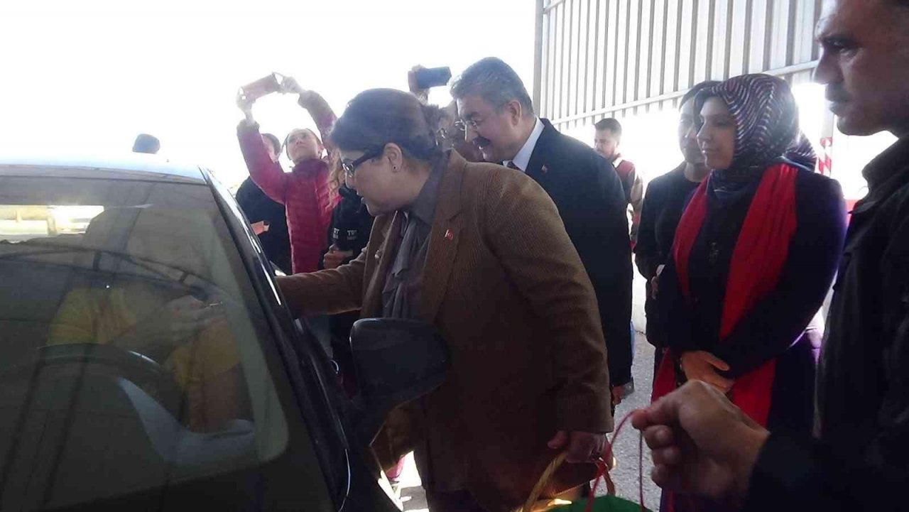 Bakan Yanık "Ceza Yeme Fıstık Ye" dedi, sürücülere Osmaniye fıstığı ikram etti