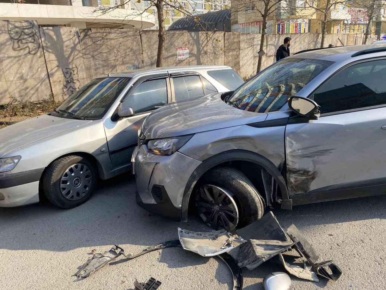 Pendik’te 3 aracın karıştığı kazada baba ve oğul yaralandı