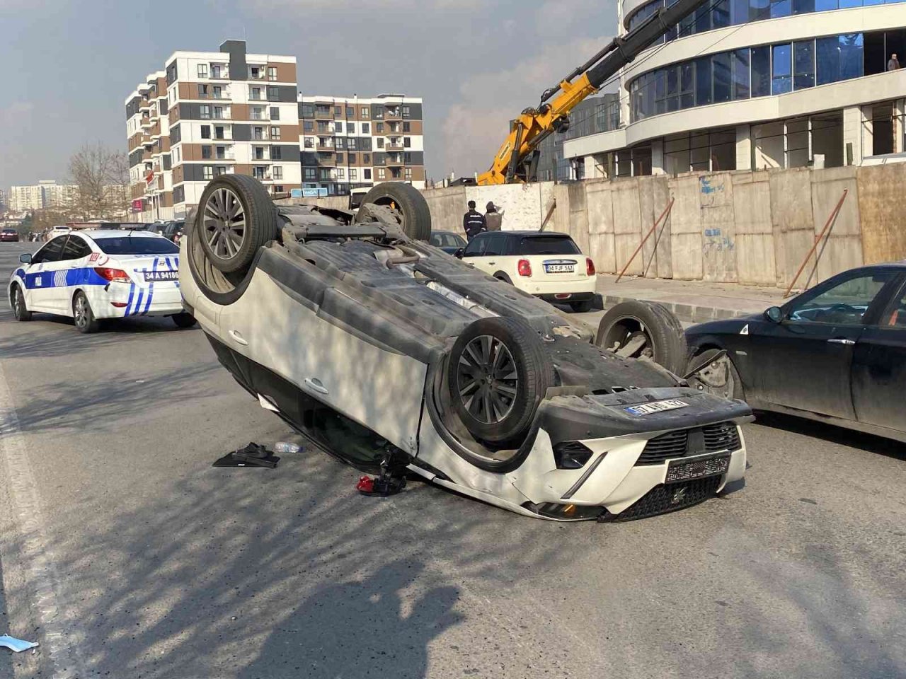 Pendik’te 3 aracın karıştığı kazada baba ve oğul yaralandı