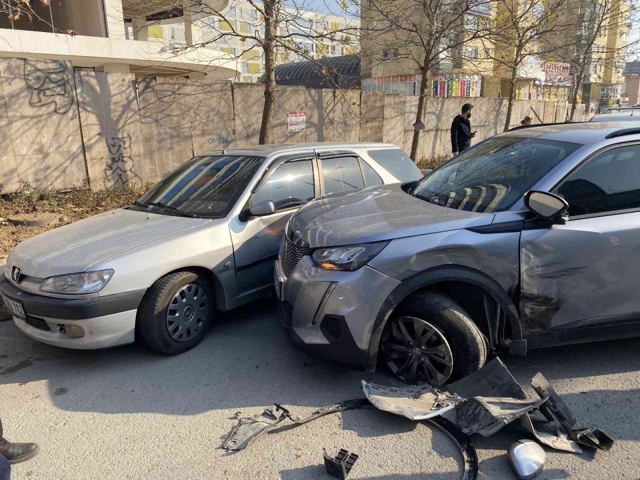 Pendik’te 3 aracın karıştığı kazada baba ve oğul yaralandı