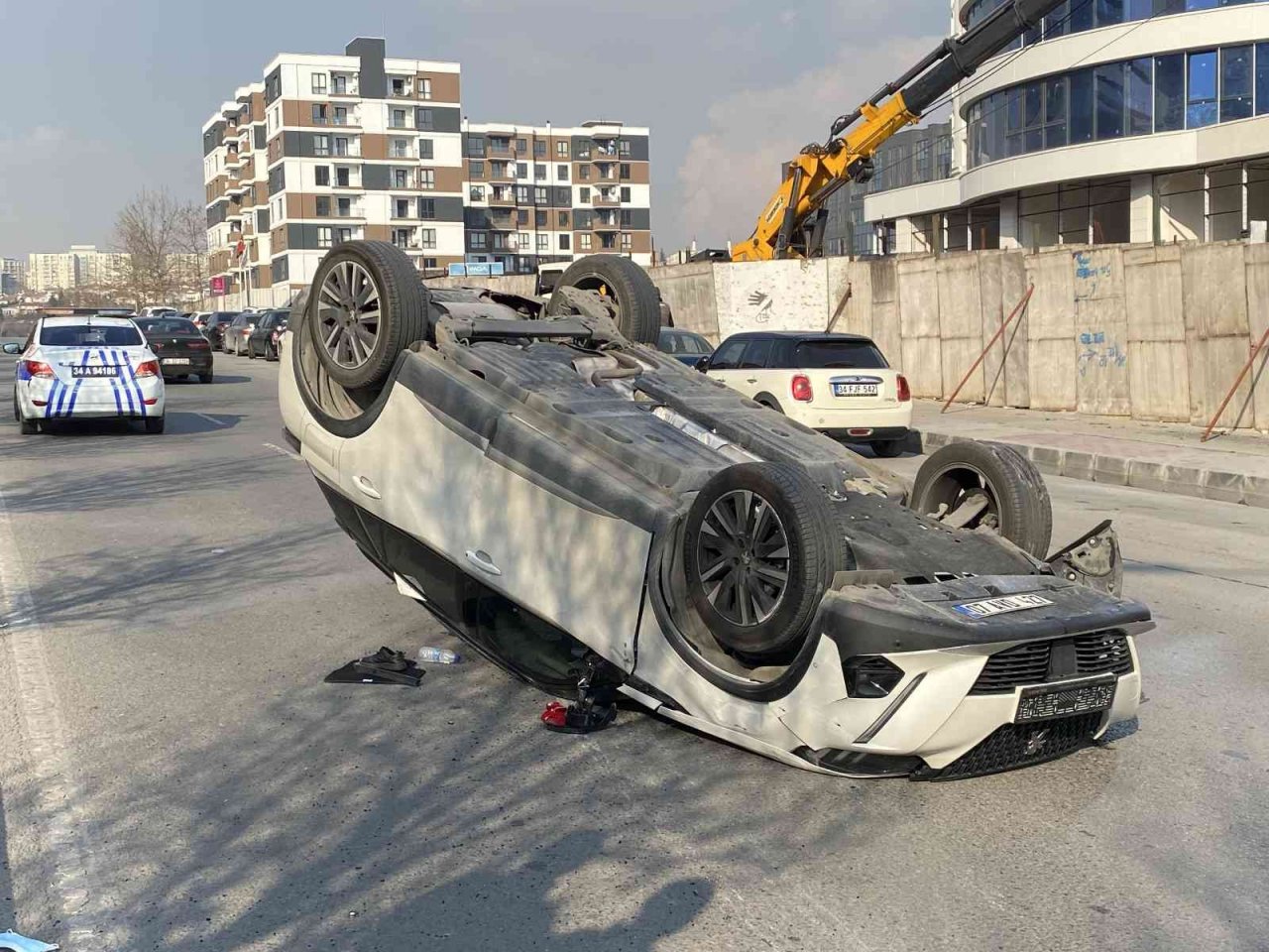 Pendik’te 3 aracın karıştığı kazada baba ve oğul yaralandı