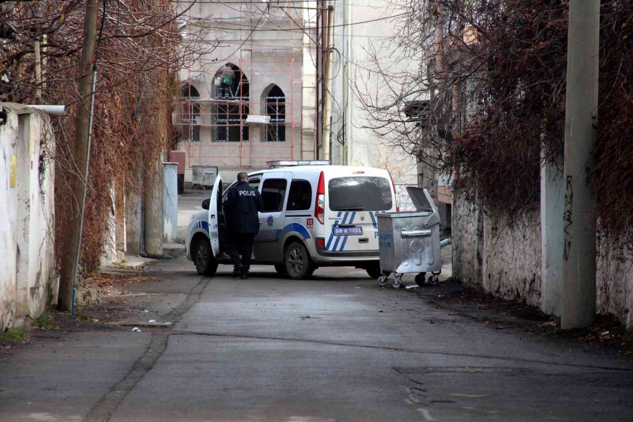 Patlayan varis ekipleri alarma geçirdi