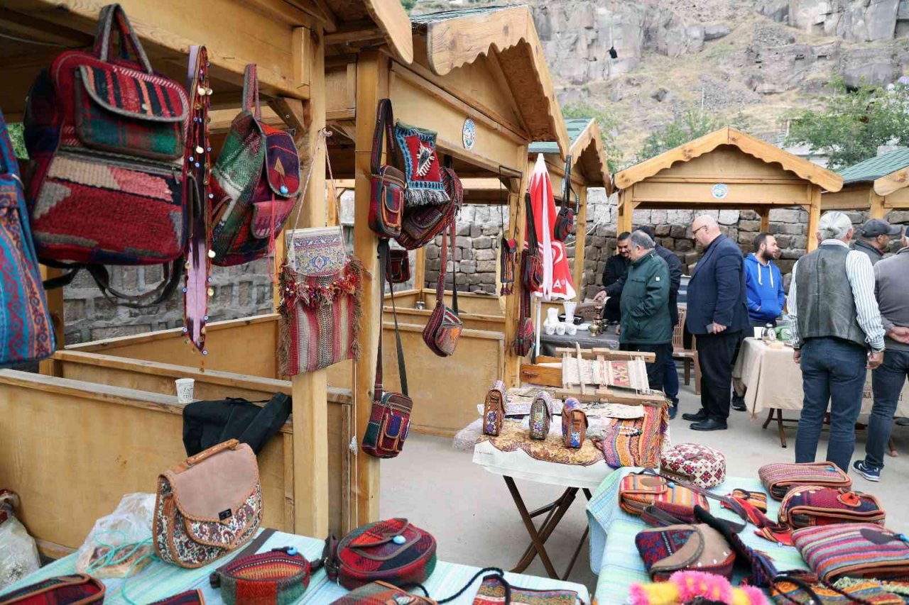 Yeni yılın ilk antika pazarı