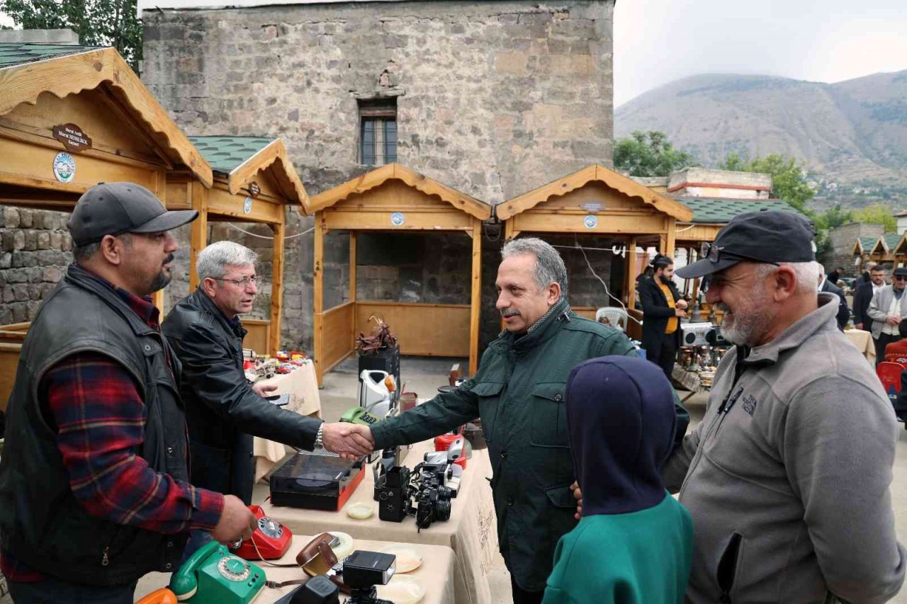 Yeni yılın ilk antika pazarı