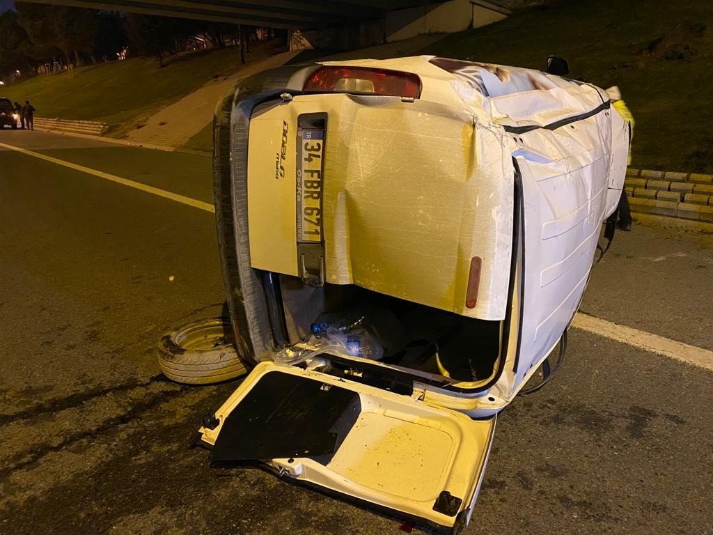Üsküdar’da kontrolden çıkan araç köprüden bağlantı yoluna düştü: 4 yaralı