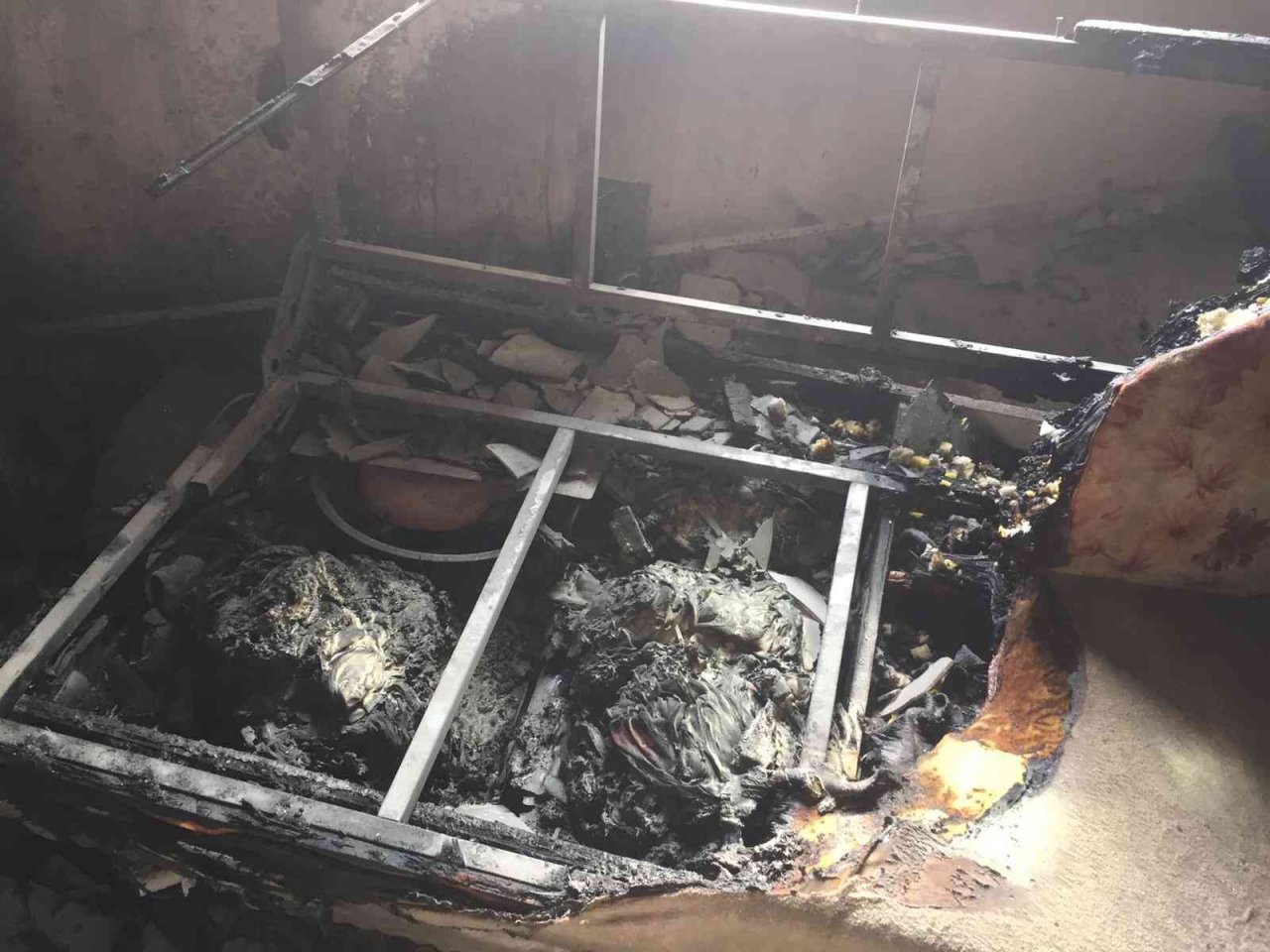 Yangın çıkan ev kullanılamaz hale geldi