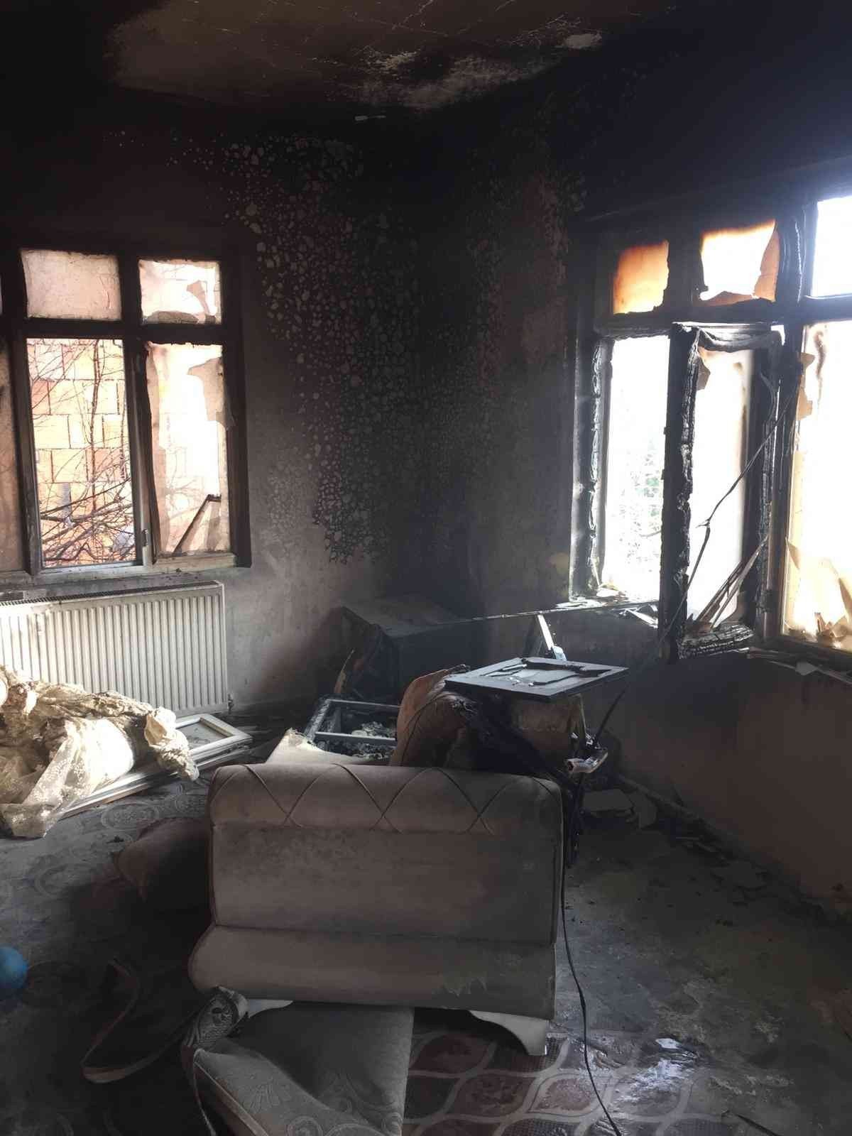 Yangın çıkan ev kullanılamaz hale geldi