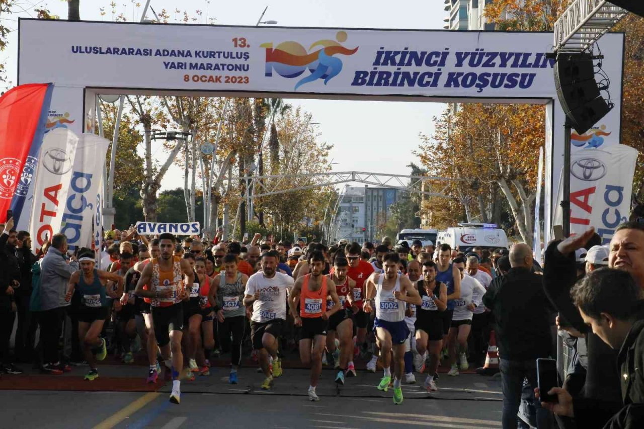 Sporcular koşuyu bırakıp davul zurna eşliğinde çiftetelli oynadı