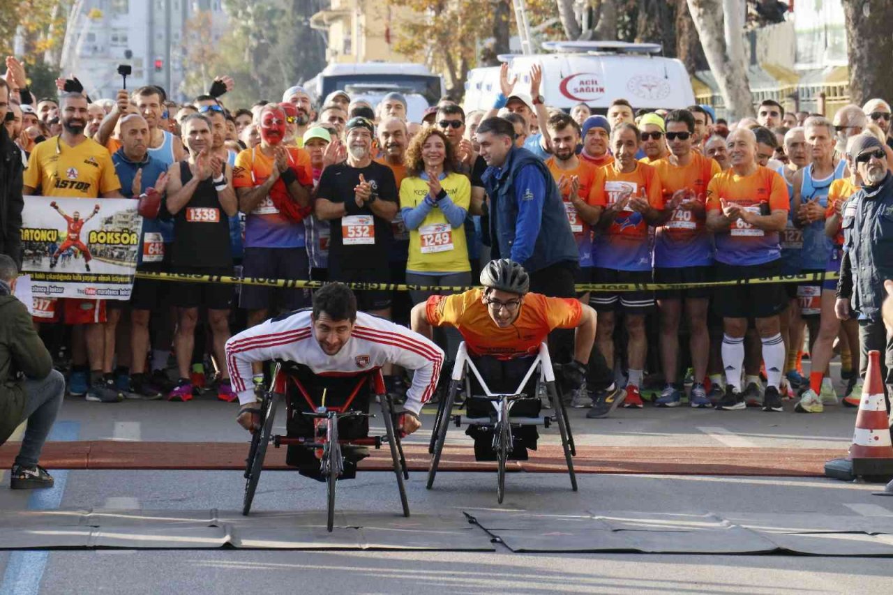 Sporcular koşuyu bırakıp davul zurna eşliğinde çiftetelli oynadı