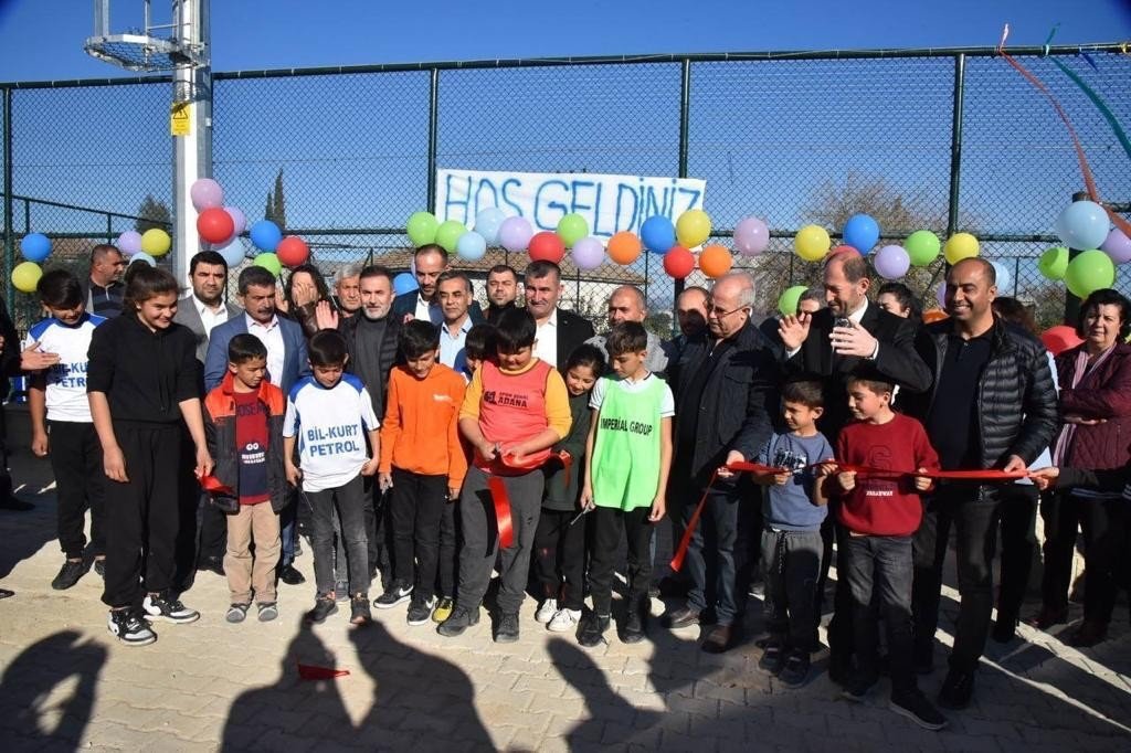 Yapımı tamamlanan halı sahalar hizmete açıldı