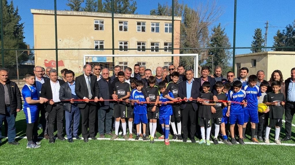 Yapımı tamamlanan halı sahalar hizmete açıldı