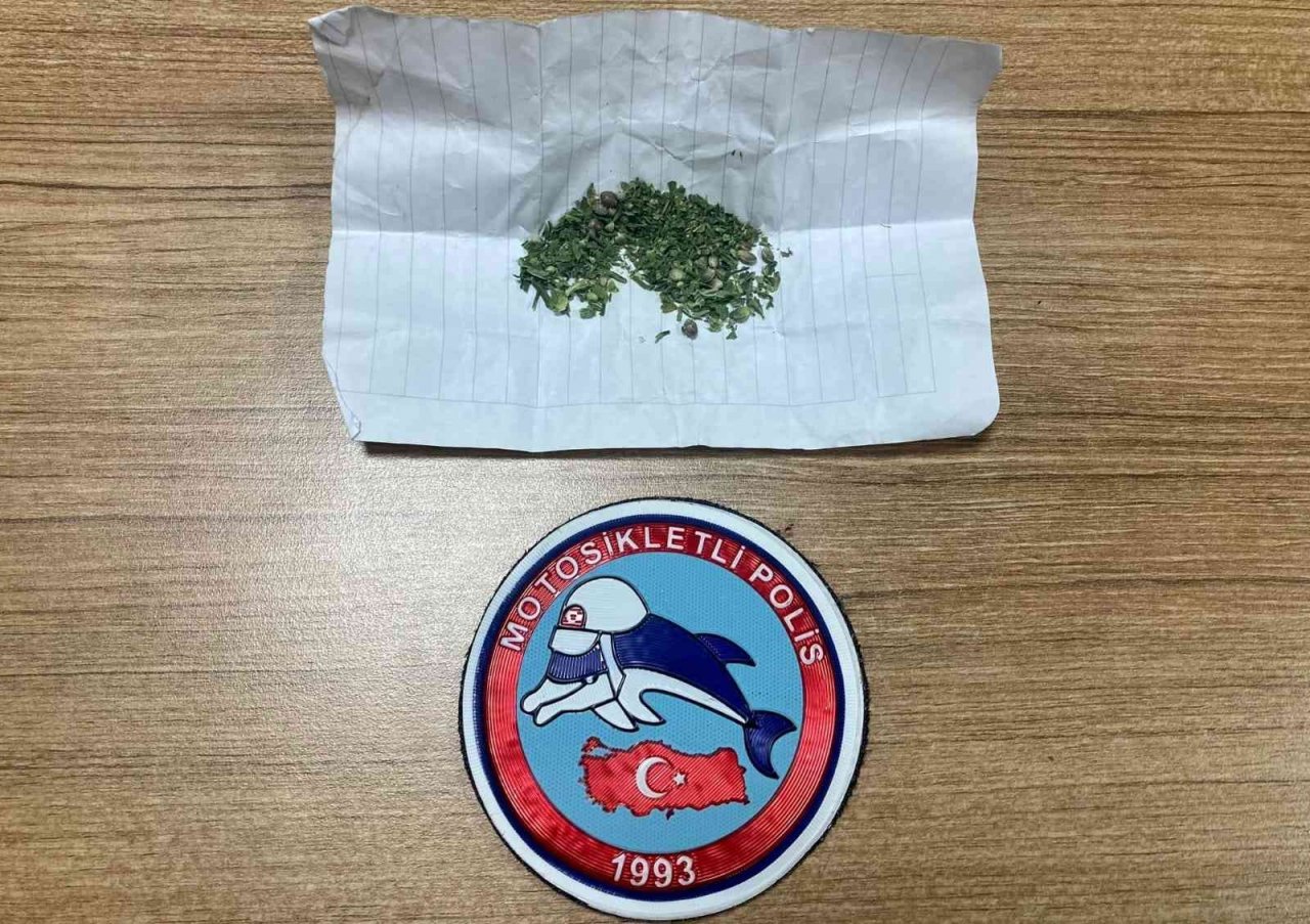 Ruhsatsız silah ve uyuşturucu ele geçirildi