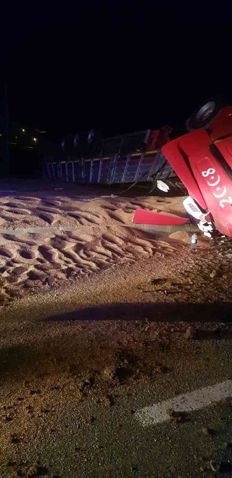 Buğday yüklü tırın devrilme anı kamerada