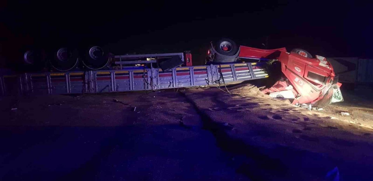 Buğday yüklü tırın devrilme anı kamerada