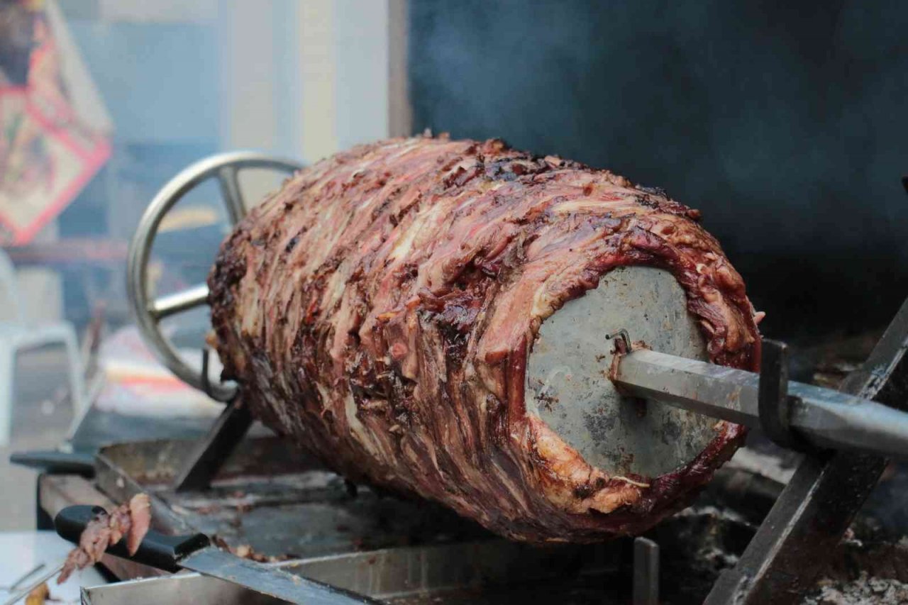 Erzurumlular memleket havası solumak için 2. Erzurum Cağ Kebabı Festivali’ne akın etti